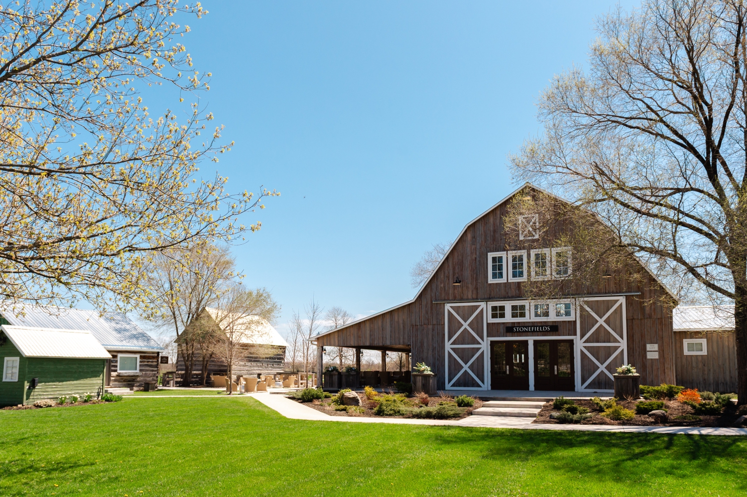 a wide angle photo of the Stonefields Loft. Captured by Ottawa wedding photographer JEMMAN Photography